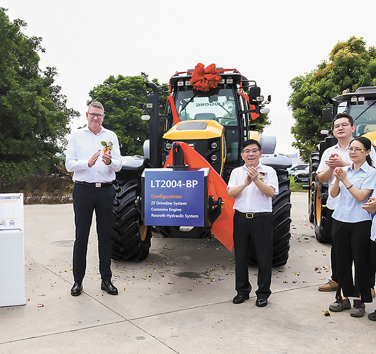 柳工首臺200馬力動力換擋拖拉機下線